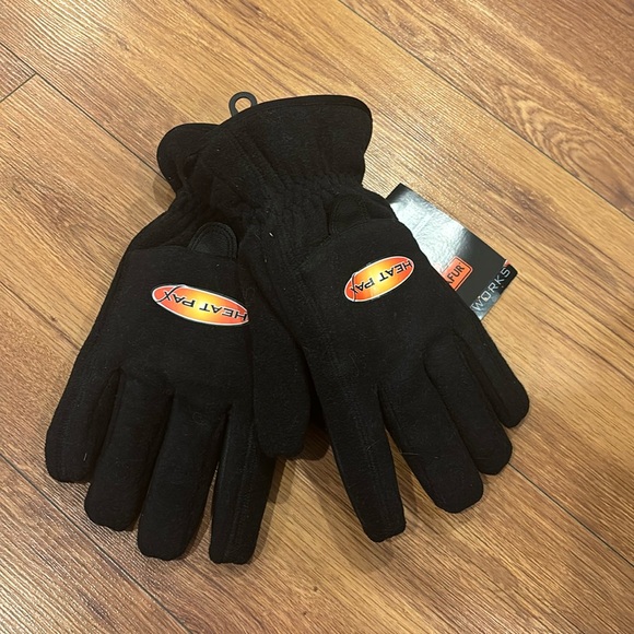 Black winter/snow gloves heat activated. Waterproof and breathable. - Picture 1 of 3